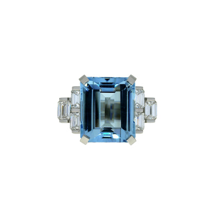 Bague en platine avec diamants taille émeraude et aigue-marine taille émeraude