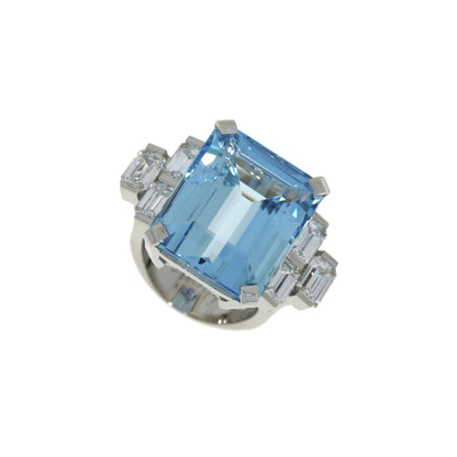 Bague en platine avec diamants taille émeraude et aigue-marine taille émeraude