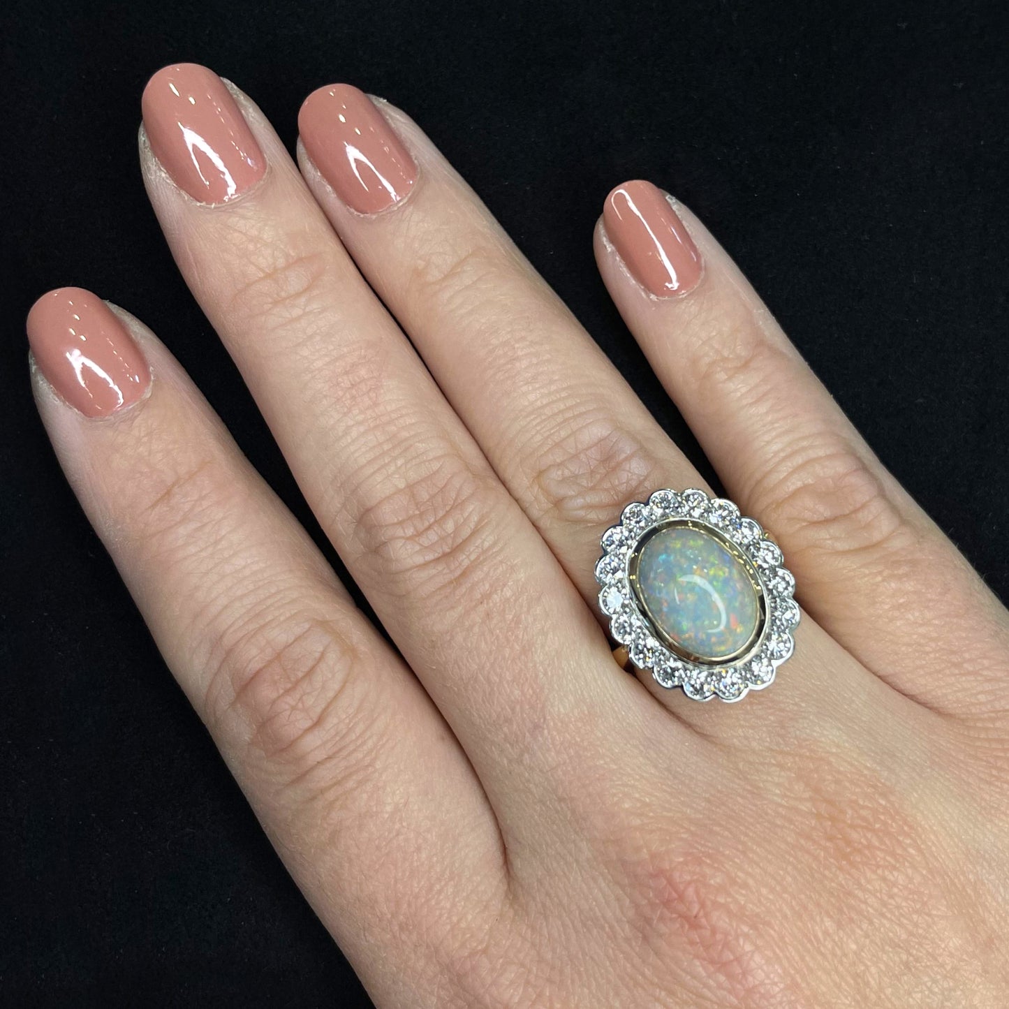 Bague en opale et diamant à dôme élevé