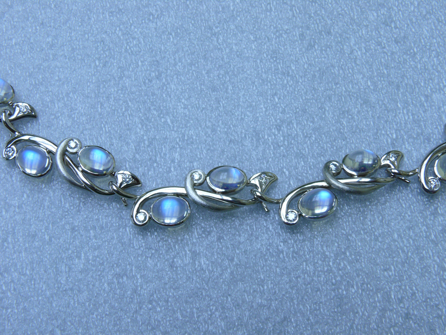 Collier Art Nouveau en pierre de lune et diamants