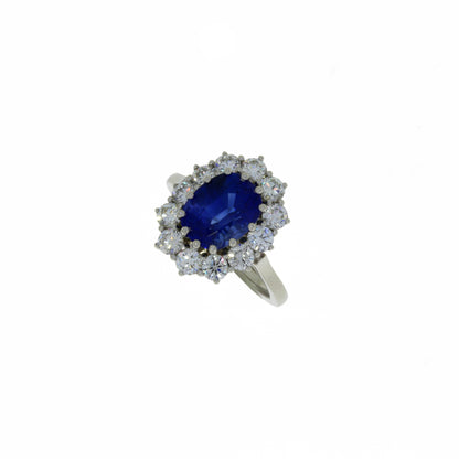 Bague classique en saphir bleu et diamant