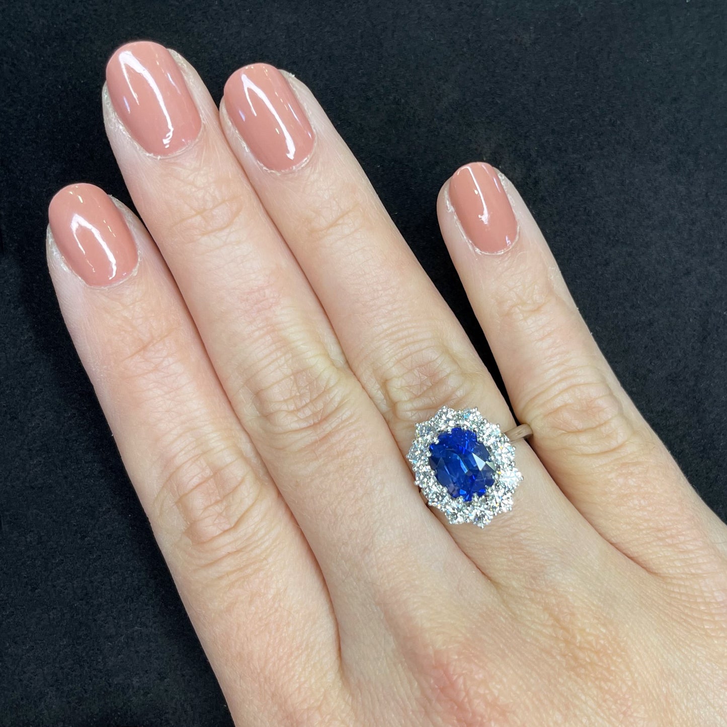 Bague classique en saphir bleu et diamant